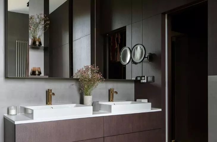 Bathroom with stoneware laid in herringbone pattern 