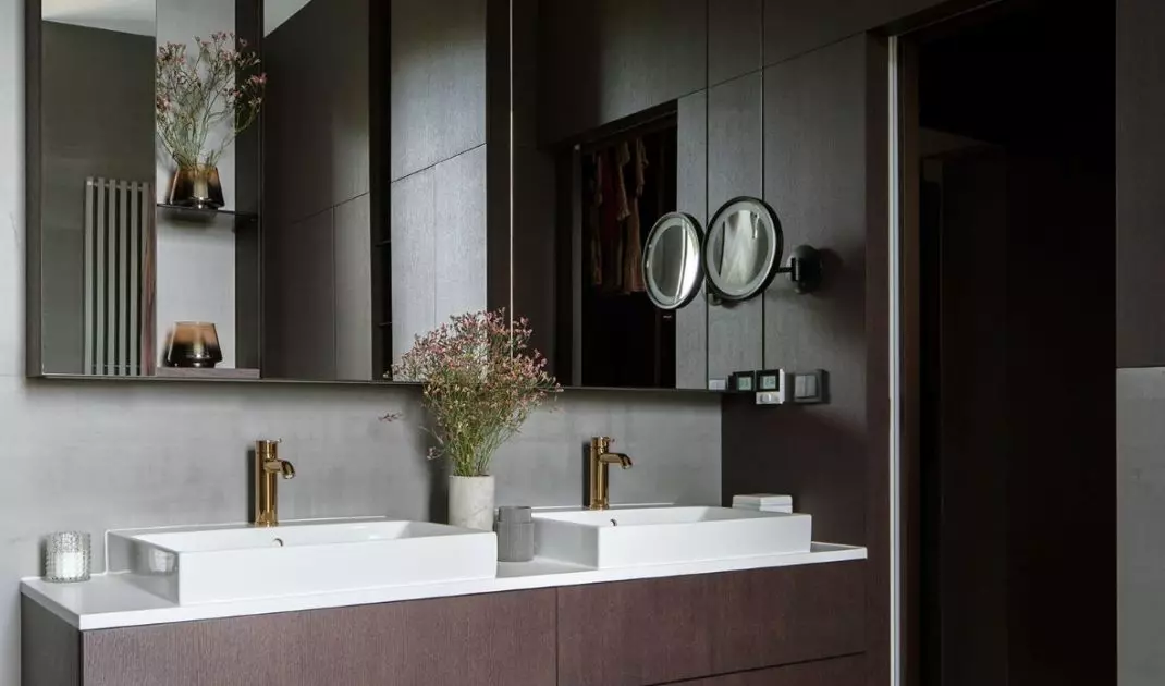 Bathroom with stoneware laid in herringbone pattern 