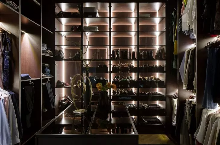 Closet in dark color 