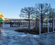 Plac Przyjaciół Sopotu, nowa aranżacja zieleni, prace końcowe, 8 maja 2023, widok od północy, w tle Alga