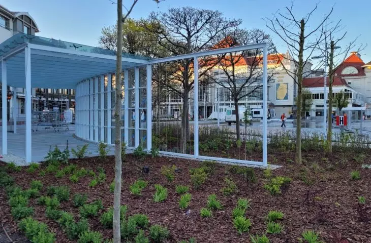 Plac Przyjaciół Sopotu, nowa aranżacja zieleni, prace końcowe, 8 maja 2023
