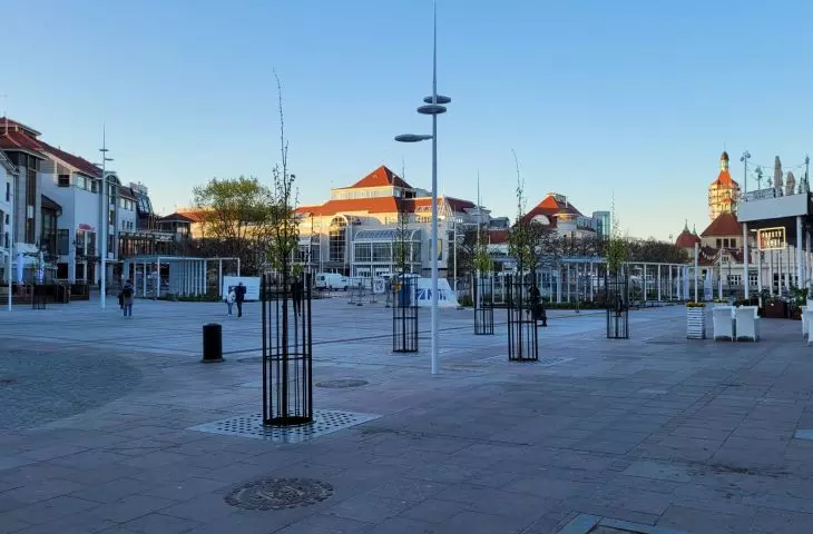 Plac Przyjaciół Sopotu, nowa aranżacja zieleni, prace końcowe, 8 maja 2023