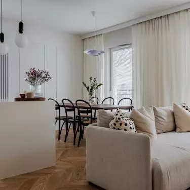 The island separates the functional zones of the room 