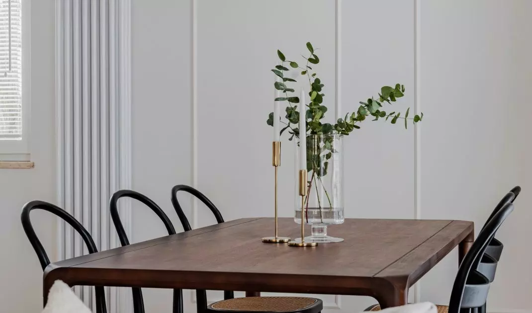 Dining room table and rattan chairs 