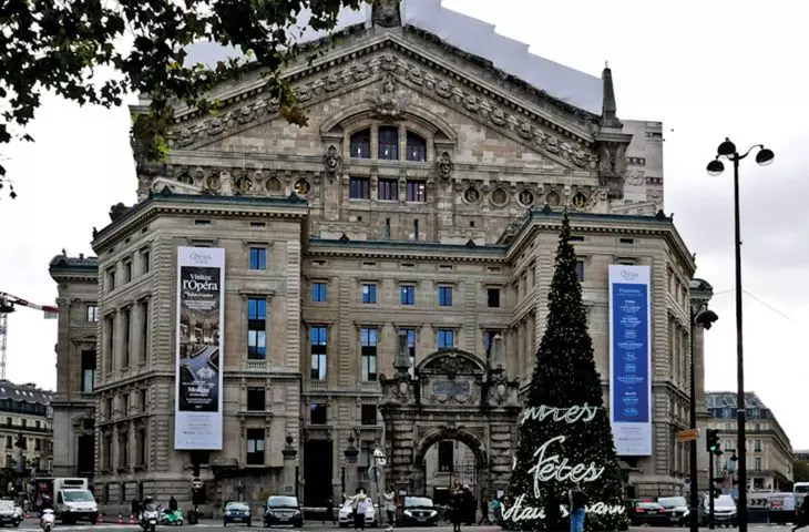 The square behind the Opera Garnier; unfortunately, here, too, plans for an urban forest have crashed into brutal reality - a dense network of underground transportation prevents any tall plantings