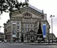 plac za Operą Garnier; niestety, również i tu plany miejskiego lasu rozbiły się o brutalną rzeczywistość — gęsta sieć podziemnego transportu uniemożliwia jakiekolwiek wysokie nasadzenia
