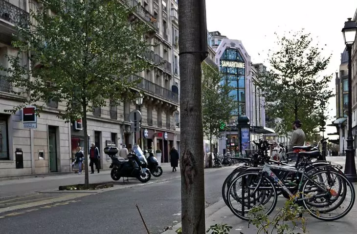 located in the very center of the Rue du Pont Neuf is one of the few examples, unfortunately for now, of the implementation of planting with tall vegetation at the expense of former parking spaces