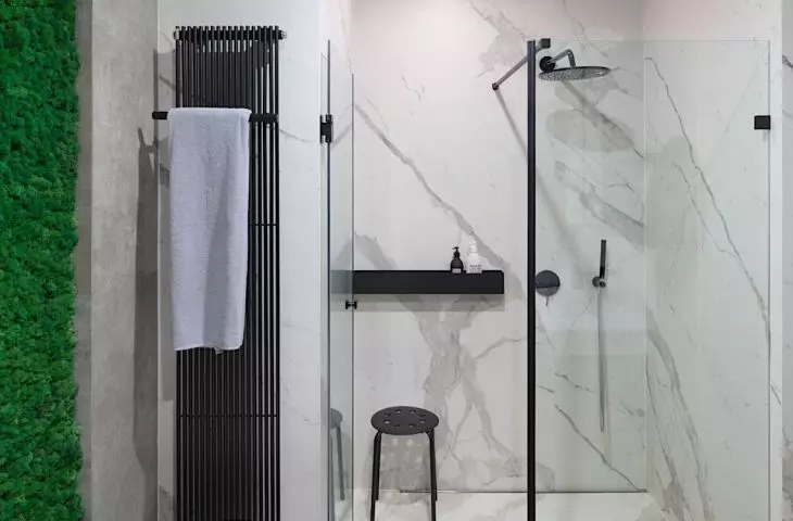 Both the toilet and the bathroom use elements of the green wall