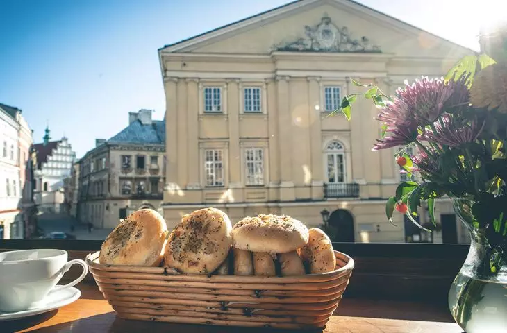 na pierwszym planie kultowy lubelski cebularz, a z tyłu czai się budynek Królewskiego Trybunału