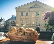 na pierwszym planie kultowy lubelski cebularz, a z tyłu czai się budynek Królewskiego Trybunału