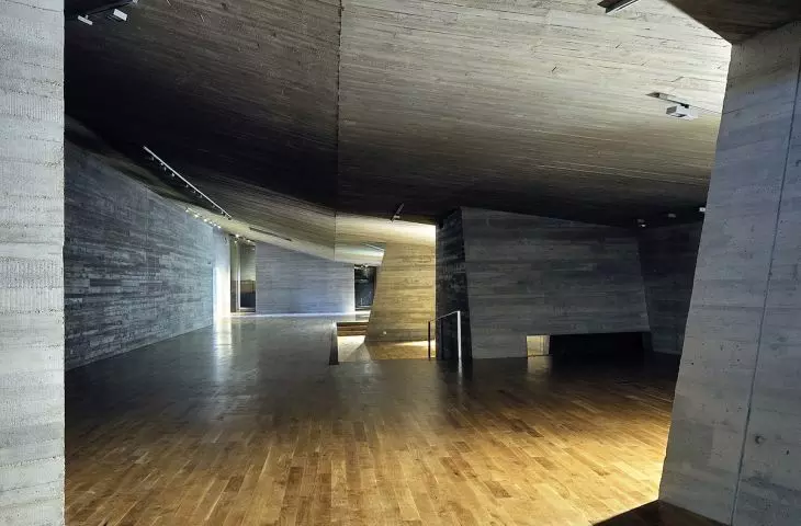  Inside, the building looks just as austere as the outside, with only wood appearing on the floor, which slightly warms the rooms with concrete walls and ceilings; 