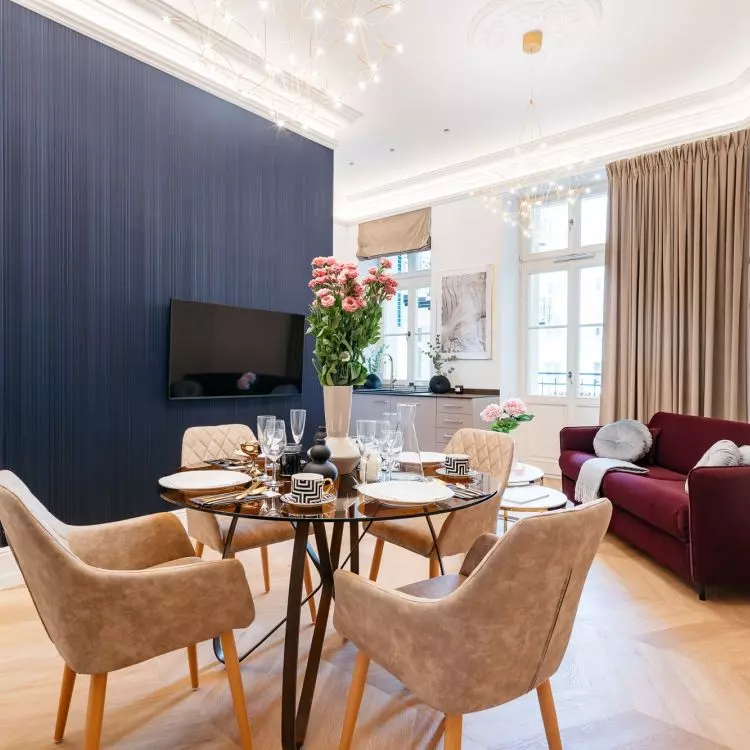Various shades of white are combined here with navy blue, burgundy and elements of gold
