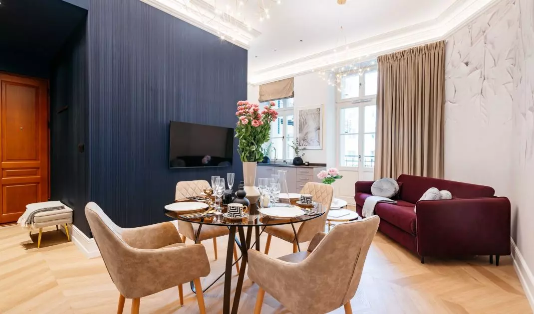 Various shades of white are combined here with navy blue, burgundy and elements of gold