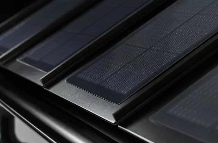 Panele fotowoltaiczne zintegrowane z dachem Lindab SolarRoof TM, black gloss