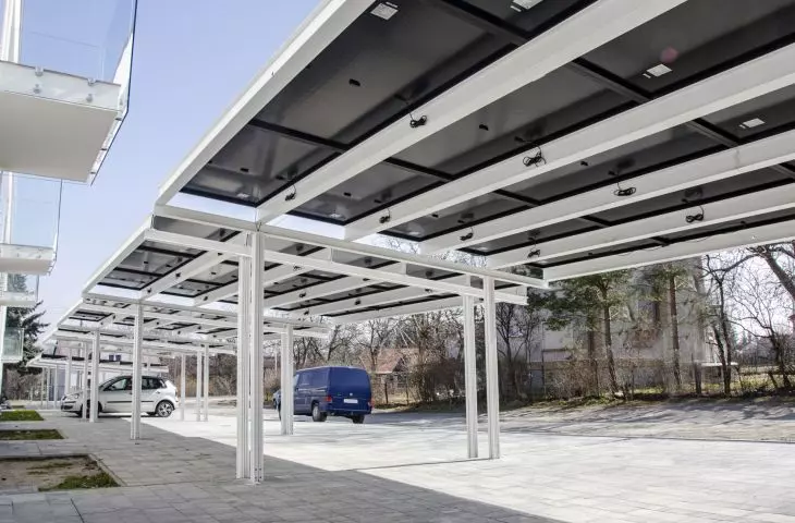 Carporty białe, budownictwo wielolokalowe