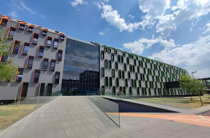 Kampus Akademicki, Osijek, Chowacja — fasada fotowoltaiczna