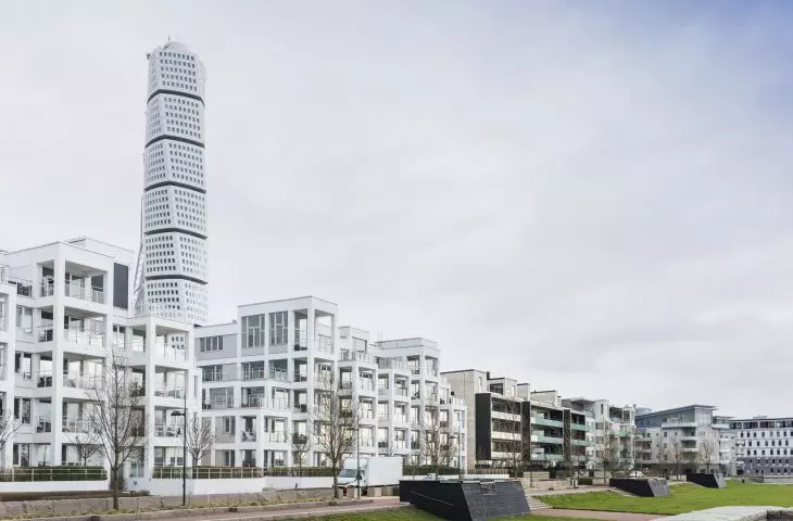 Promenade on the Västra Hamnen waterfront; in the background is the Turning Torso designed by Santiago Calatrava 