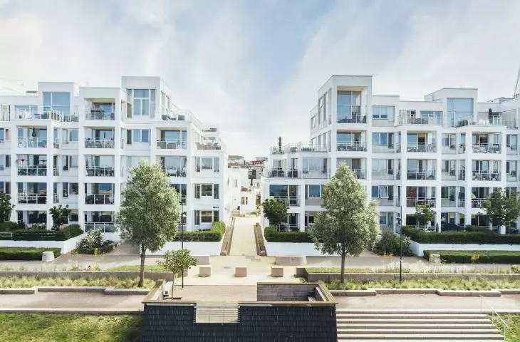 residential development along the seaside promenade is distinguished by its scale and compact form; it shields the interior of the district from the gusty winds blowing from the sea 