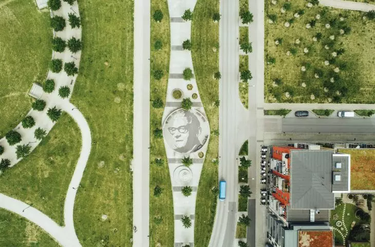 oprócz zielonych dachów, roślinności przydomowej oraz porastającej wewnętrzne dziedzińce projektanci Västra Hamnen przewidzieli także rozległe parki