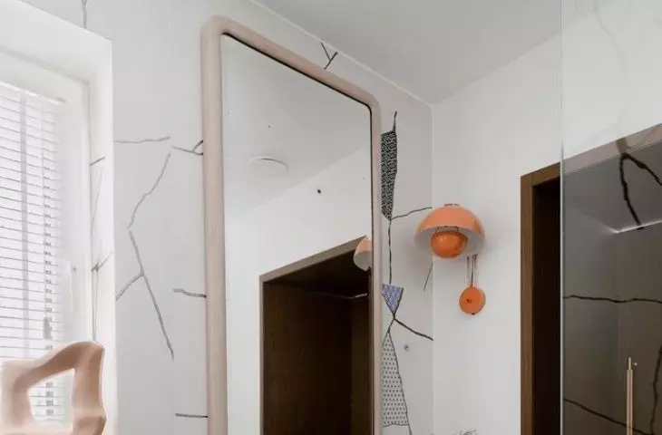 Orange lamp adds color to the interior