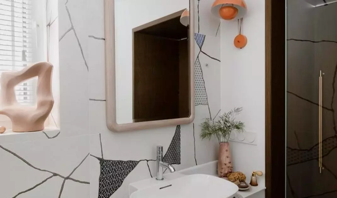 Orange lamp adds color to the interior