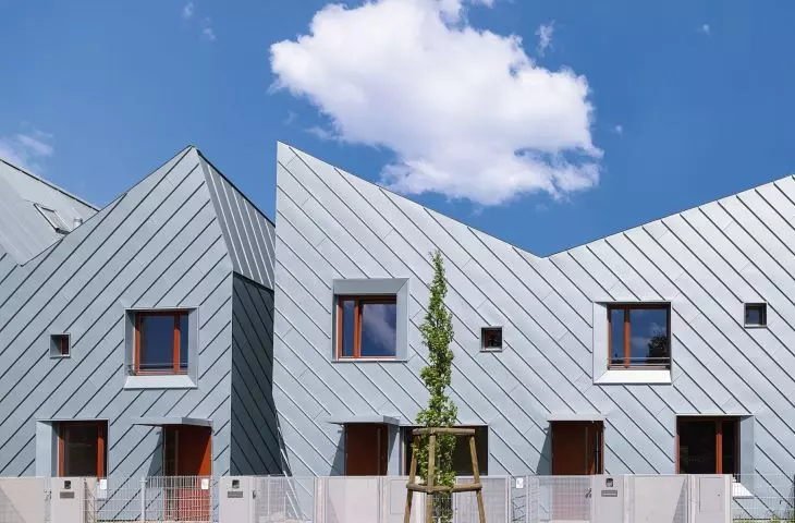The components of the RHEINZINK facade system can be easily adapted to different building shapes