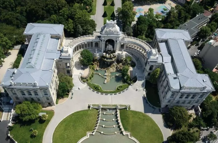 Zrównoważone rozwiązania dachów i pokryć dachowych — klasyczna architektura. Zespół pałacowy Longchamp