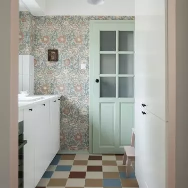 Create an eccentric arrangement