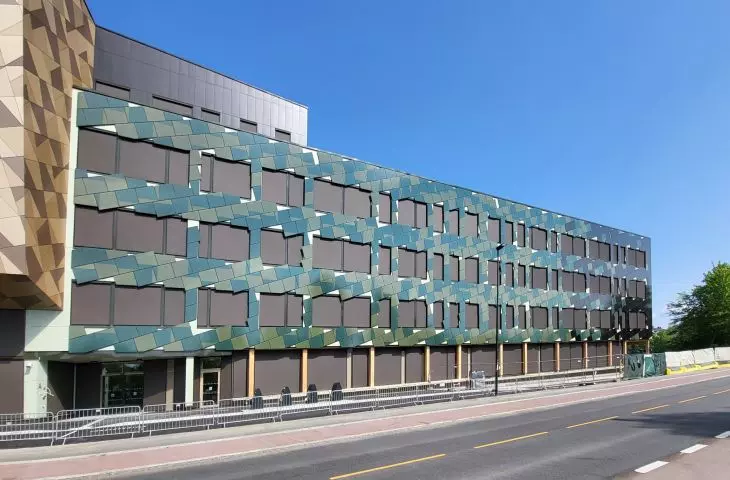 szkoła w Oslo, fasada fotowoltaiczna