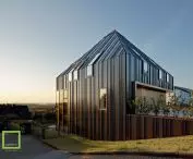 The components of the RHEINZINK facade system can be easily adapted to different building shapes
