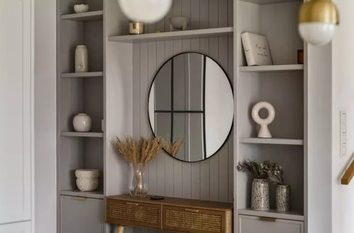 A lot of light comes into the hallway thanks to the glass front door 