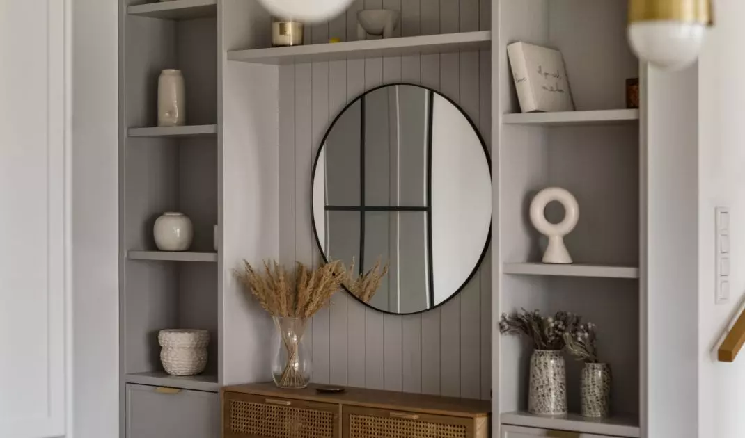 A lot of light comes into the hallway thanks to the glass front door 