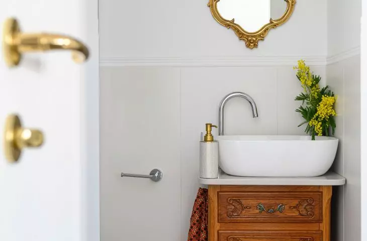 Decorative mirror in the bathroom 