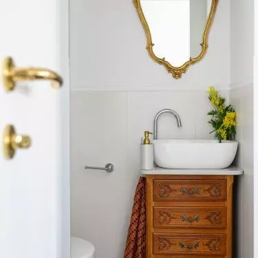 Decorative mirror in the bathroom 