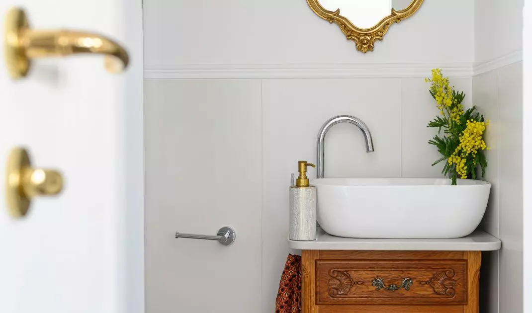 Decorative mirror in the bathroom 