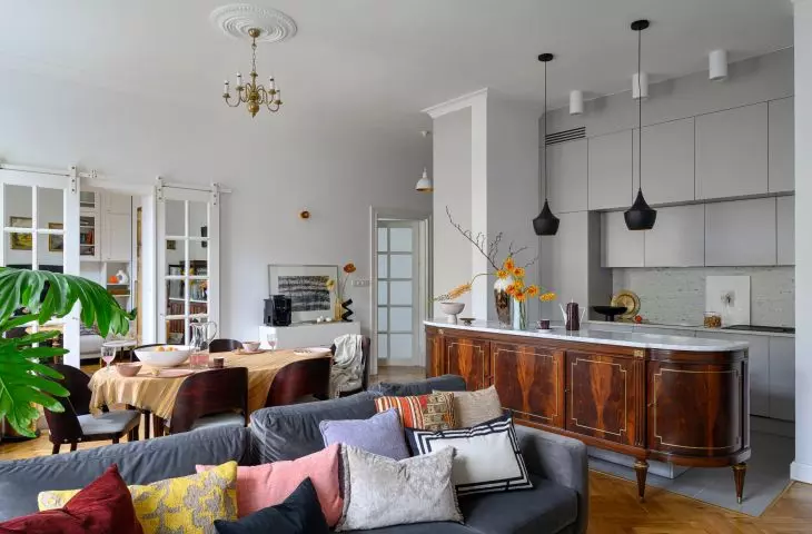 The apartment combines historical and modern elements