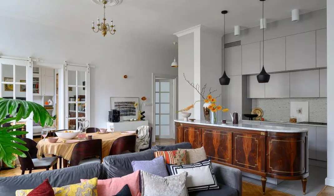 The apartment combines historical and modern elements
