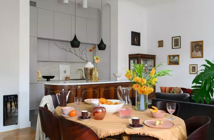 Minimalist design allows ornate furniture to come to the forefront