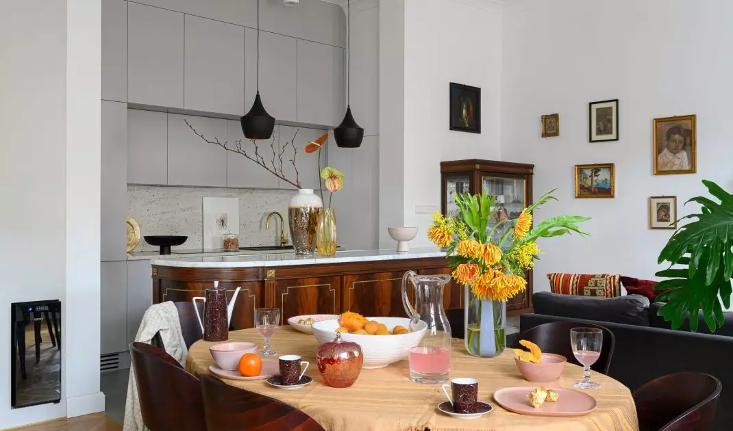 Minimalist design allows ornate furniture to come to the forefront