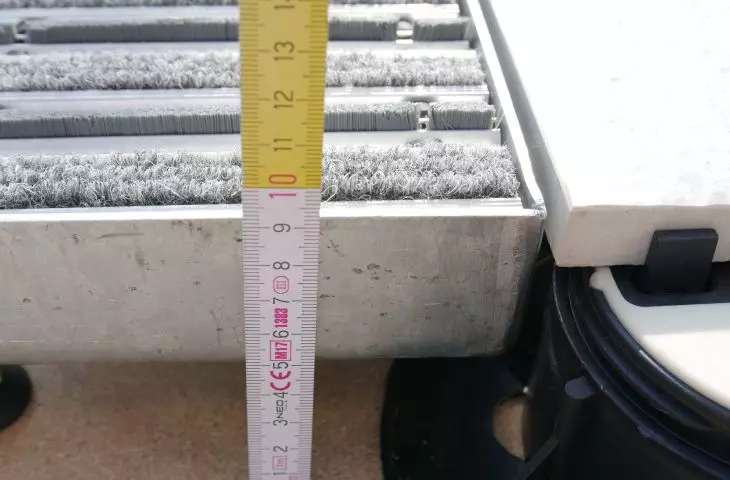 Ustabilizowana wycieraczka BELA w tarasie wentylowanym na konstrukcji o wysokości 10 cm