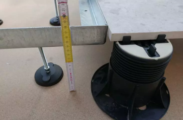 Basic principles of installing the structure of an outdoor doormat in a ventilated terrace made of ceramic tile