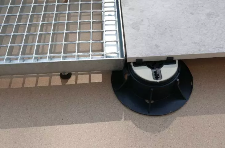 Complete galvanized steel substructure incorporated into ceramic tiles mounted on adjustable supports