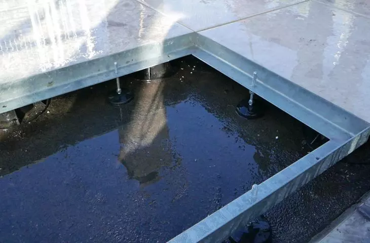 Przygotowane zagłębienie na montaż wycieraczki z zdemontowanymi płytkami ceramicznymi tarasu