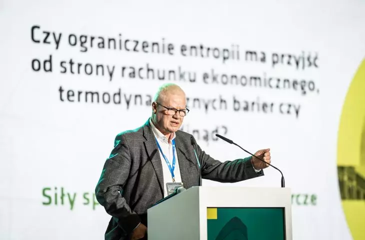 profesor Jerzy Hausner zamykający kongres