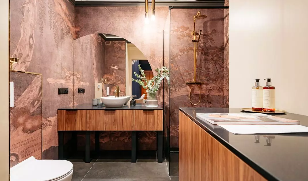 Bathroom with oriental wallpaper