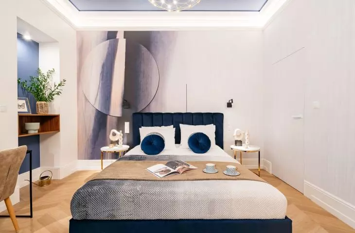 Above the bed hung a chandelier in the form of a blowpipe