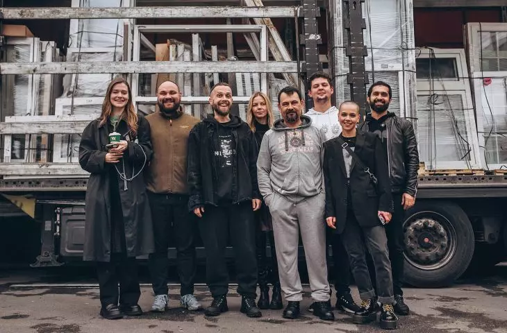  przyjazd pierwszej ciężarówki z oknami do Kijowa