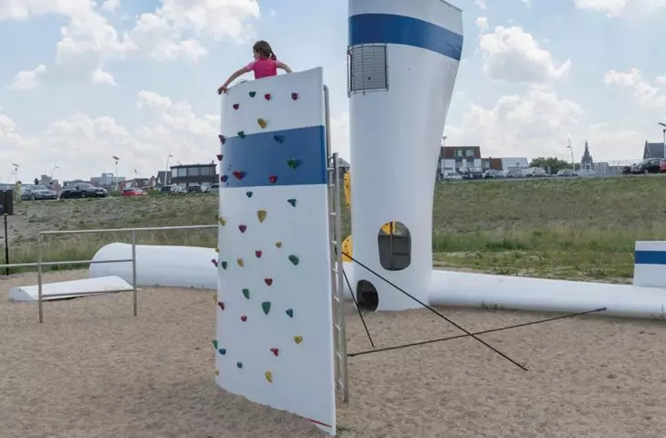  plac zabaw Blade Made w Terneuzen, zrealizowany w 2016 roku przez Superuse Studios; pierwowzorem był plac zabaw Wikado w Rotterdamie z 2009 roku 