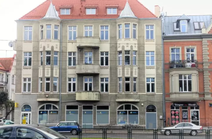 Gdańsk-Wrzeszcz, przykład kamienic, która założyła skarpetki do sandałów. 