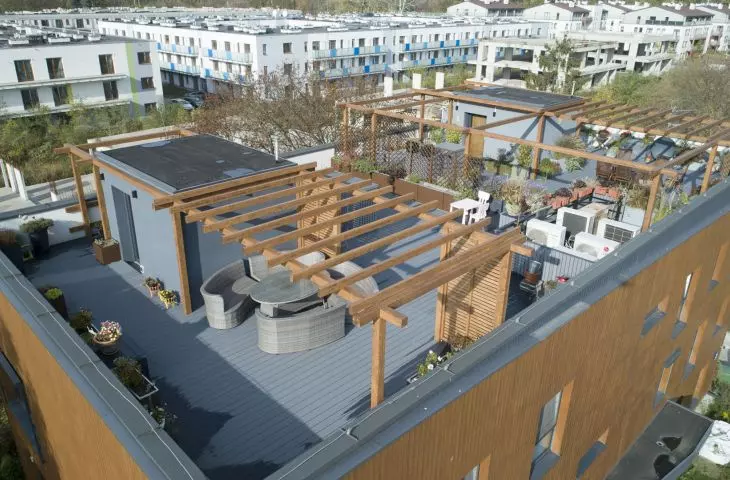 Recreational terrace on the roof of the Villa Nova residential building in Warsaw